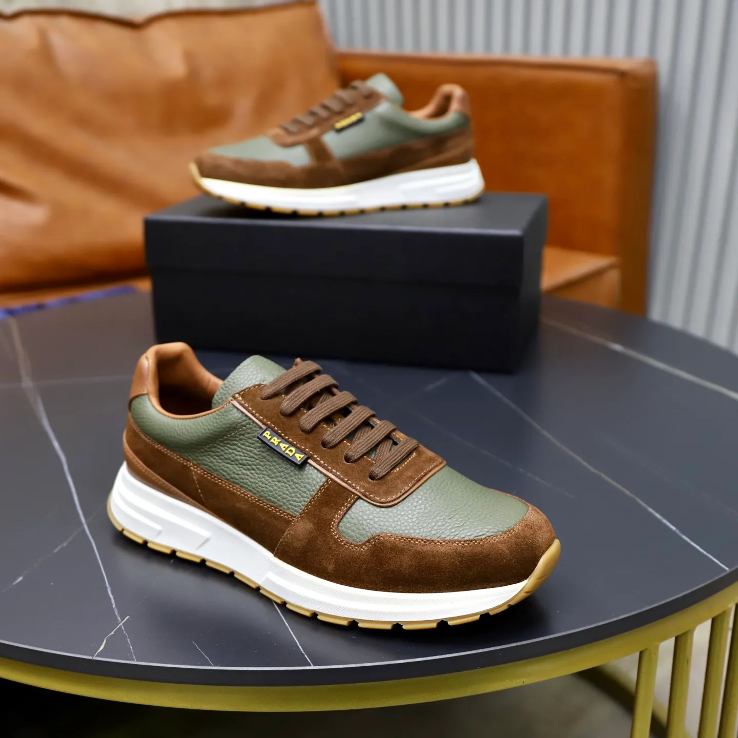 Factory price: 740💰Top original order Brand: PRADA (Prada) Standard code: Men's size 38/44 (45 can be customized) Grade: Same as the official website Material: Original cowhide stitching imported cowhide lining Original combination two-color wear-resistant soft outsole Style category: Leisure and sports version Young fashion European and American trend British style Color: Real picture color